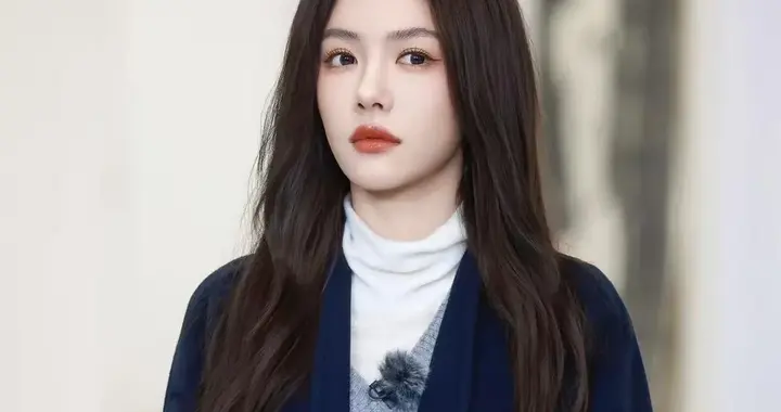 蔡文静真是穿搭高手！藏蓝色大衣+高领衫+V领针织衫，高级又大气