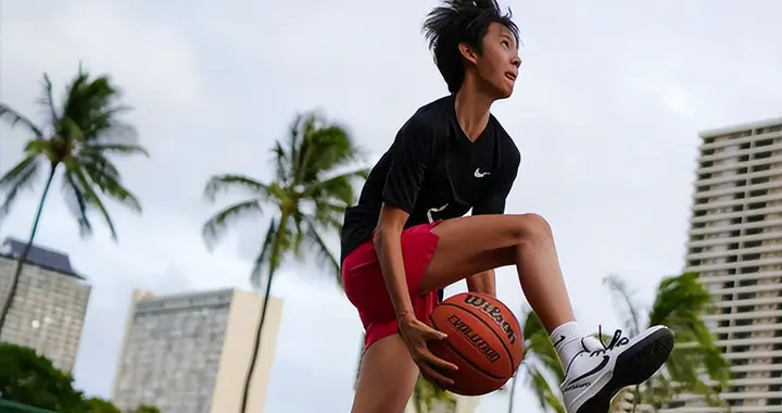 邓超陪儿子打篮球庆生！等等又黑又瘦大长腿抢镜，孙俪忙拍戏缺席