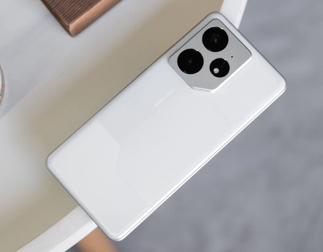 2000元档性价比第一，7000mAh+240万跑分，这中端机很香