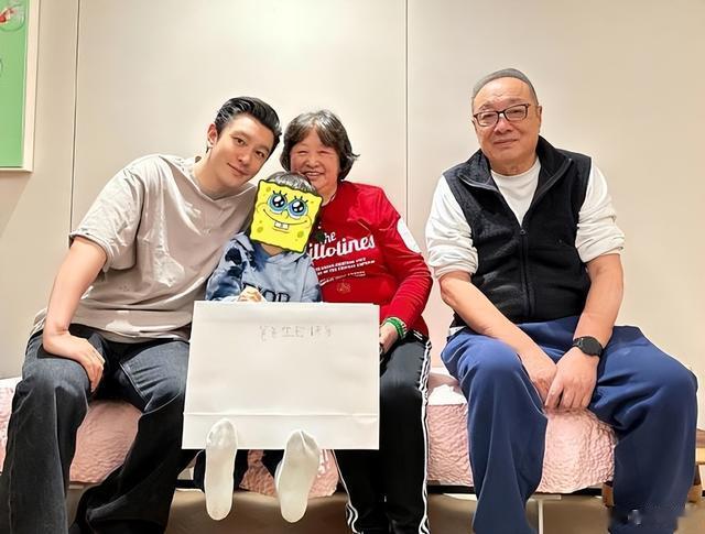 黄晓明中秋节晒全家福，小海绵陪爷爷奶奶过节，一家四口超幸福