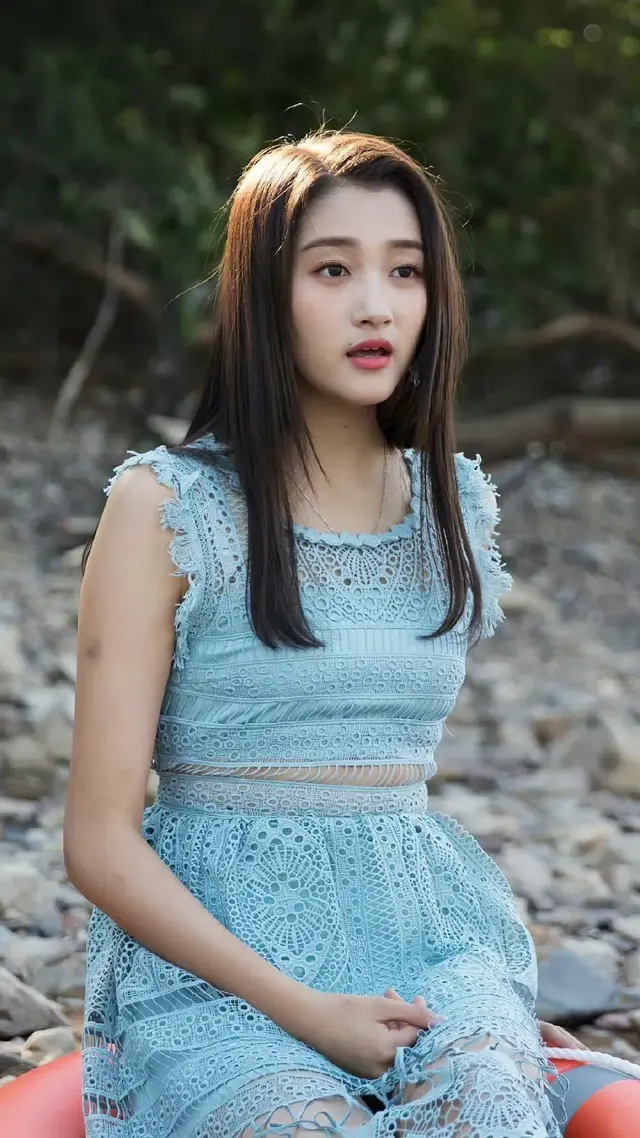 关晓彤早期野外综艺照曝光！以前真是又黑又壮，如今美到认不出！