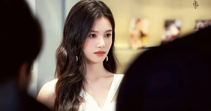 张婧仪白裙造型亮相活动，优雅灵动尽显温婉气质