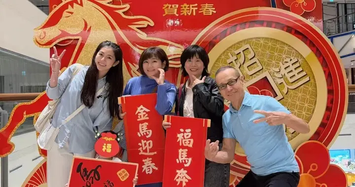 Selina带儿子回娘家拍全家福，手部浮肿明显，腿部疤痕呈一大片黑