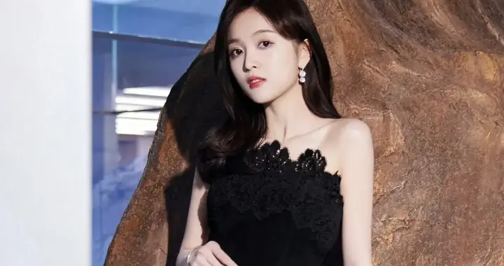 吴宣仪黑色蕾丝短裙，大秀性感美背，太美啦