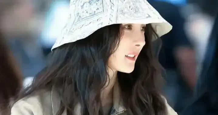 杨幂机场私服太会穿！卡其色短款夹克+牛仔裤小个子也能穿出超模