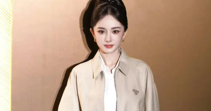 杨幂出席T风格论坛，身穿皮革夹克加百褶裙，走起高端庄重风