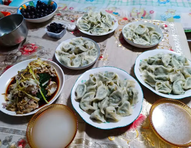 面条|东北媳妇陪公婆过立冬，包饺子只做1个菜引热议，网友：太寒酸了