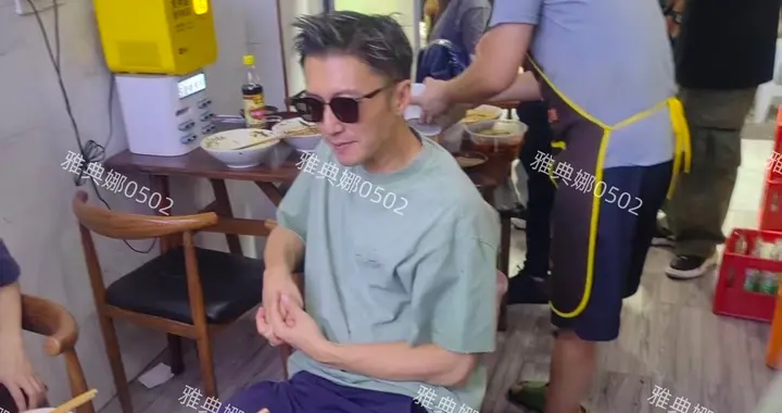 谢霆锋必须把墨镜焊在脸上才能保持年轻帅气摘下来巨星气场变弱了