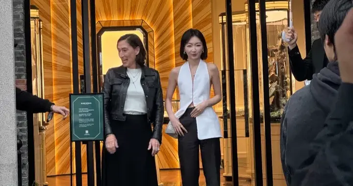 周冬雨上海出席活动，雨中穿露背装好敬业，造型意外收获不少好评