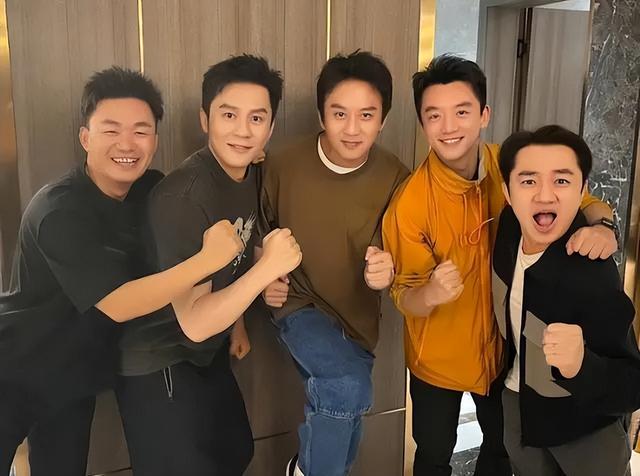 跑男|撕名牌掀女嘉宾上衣？现在跑男太没下限，全靠同行衬托又被骂惨