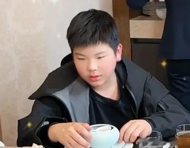 黄圣依杨子为12岁安迪庆生，别墅布满蓝气球，一桌20个菜显豪华