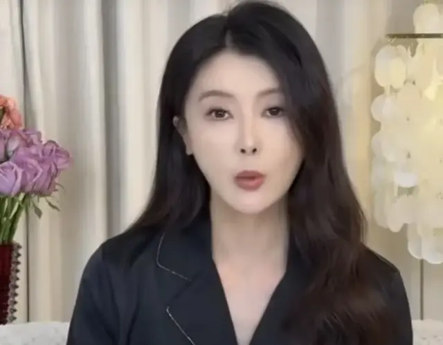 女星甘薇含泪谈离婚，否认转移资产获天价分手费，目前有两女一子