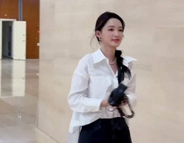 李沁路人视角，黑色牛仔短裤，搭配白色衬衣，皮肤雪白，脸超级小