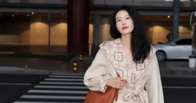 高圆圆的气质不一般！穿浴袍大衣+棕色长筒靴，不俗反而很高级！
