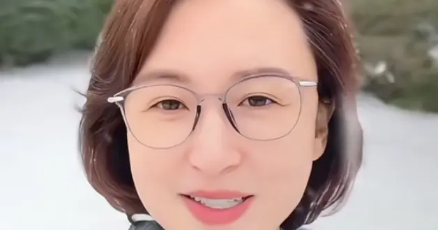 张蕾短发灰衫配眼镜，雪中伫立浅笑，气质清雅如冬日诗篇