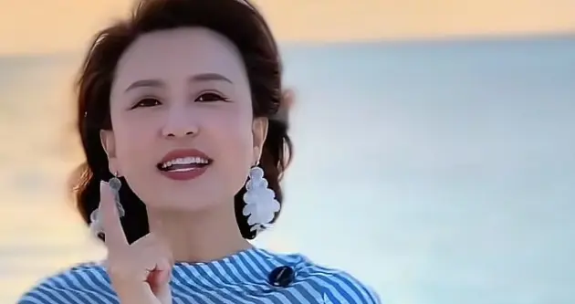 46岁张蕾海边游玩：短发+条纹连衣裙，减龄又时尚，美出新高度