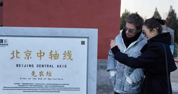 巩俐挽着老外丈夫逛北京，路人拍下后全网疯传，这画面太真实了