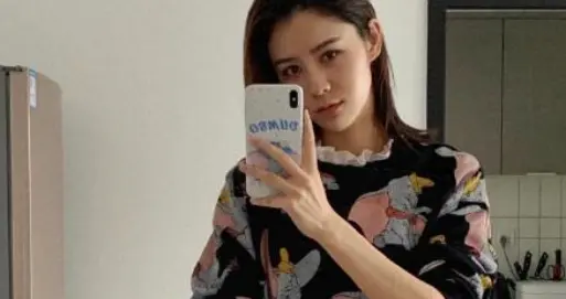 张馨月晒美照满屏大长腿