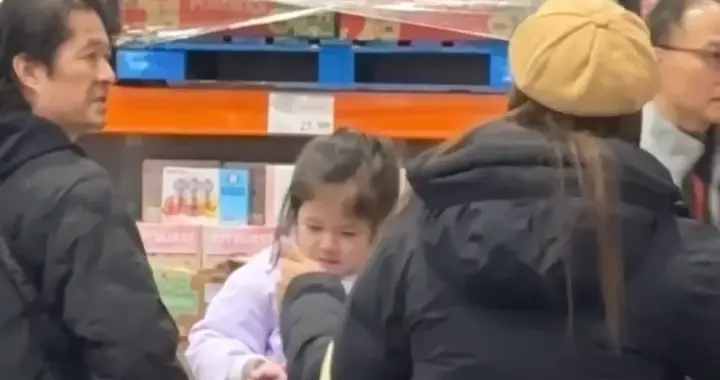 偶遇钟嘉欣和老公带娃逛超市，大13岁老公模样显老，颜值差距明显