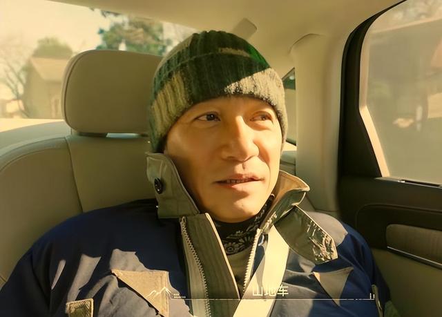 事实证明，61岁的梁朝伟，长期定居日本，他早已走上了另一条路