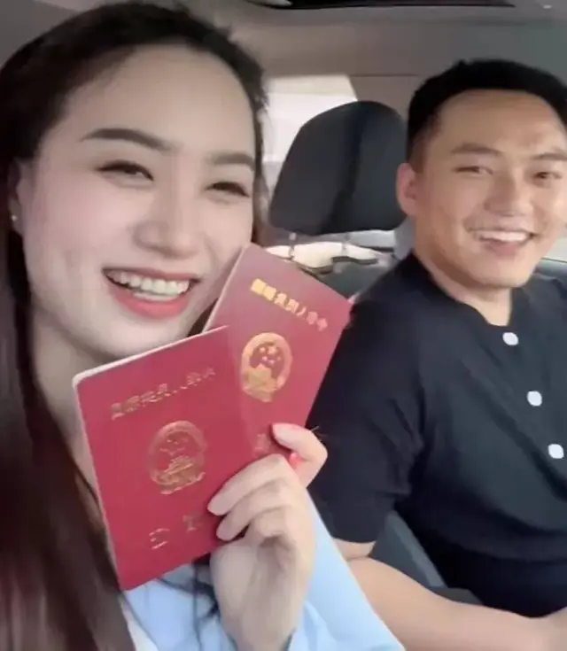 女生潜伏5年拿下闺蜜哥哥，高举结婚证呲大牙傻乐，闺蜜表情亮了