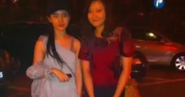 刘亦菲和她母亲，两人颜值相同不愧是母女
