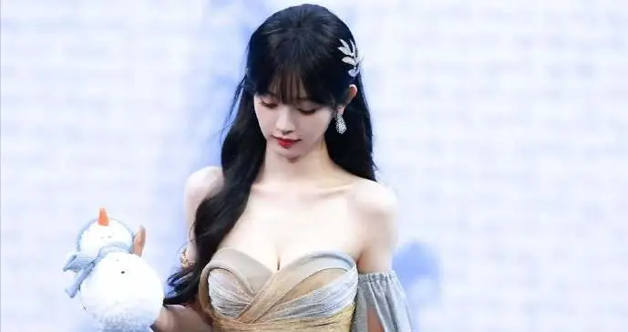 正面看田曦薇好圆润，玲珑剔透的。