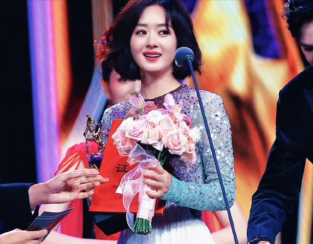 笑不活了！赵丽颖含泪获得飞天奖视后，我却笑死在林更新评论区