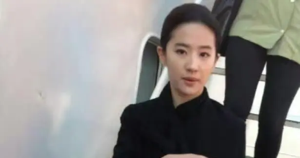 刘亦菲 路人镜头下好瘦 ???