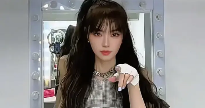 50岁谢金燕最新穿搭：露脐背心+短裙，尽显小蛮腰，状态好得像28