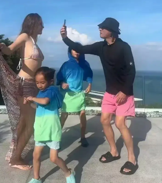 陈小春一家海边游玩，应采儿穿泳装身材抢镜，两儿子被晒得黢黑