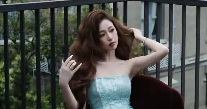 虞书欣 裙装光脚丫美照