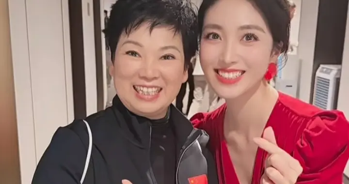 何卿主持乒乓嘉年华，红深V长裙配盘发，明艳优雅惊艳