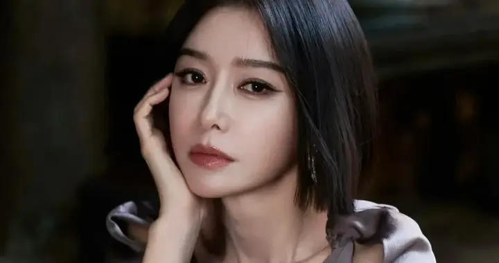 秦岚高清写真鉴赏，灰紫色缎面套装自带柔光滤镜