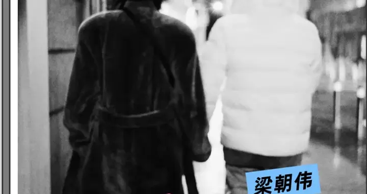 63岁梁朝伟与60岁刘嘉玲深夜在马德里街头散步，手牵手，好浪漫！