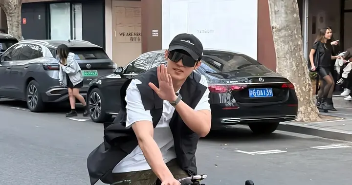 黄景瑜在上海骑自行车外出逛街，长相帅气身材好，看着少年感满满