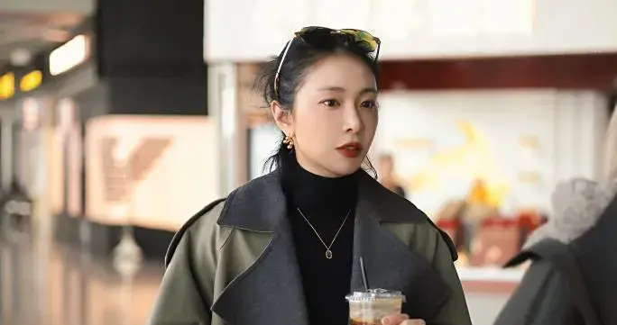 高叶机场私服真会穿！军绿色风衣+阔腿裤，时髦又高级！