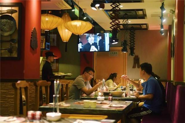 男子冒充军官入戏太深，直言有99万亿项目，怒怼警察：你没资格查