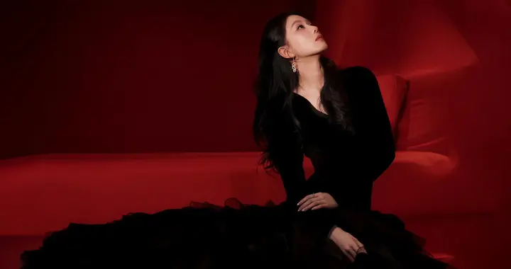 刘诗诗芭比波朗直播造型，黑丝绒长裙复古优雅气质拉满