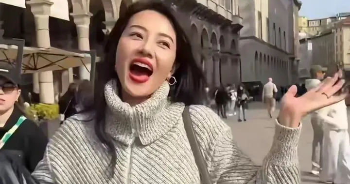 46岁高圆圆米兰街头放飞！没人认出素颜狂拍，生图状态看呆路人