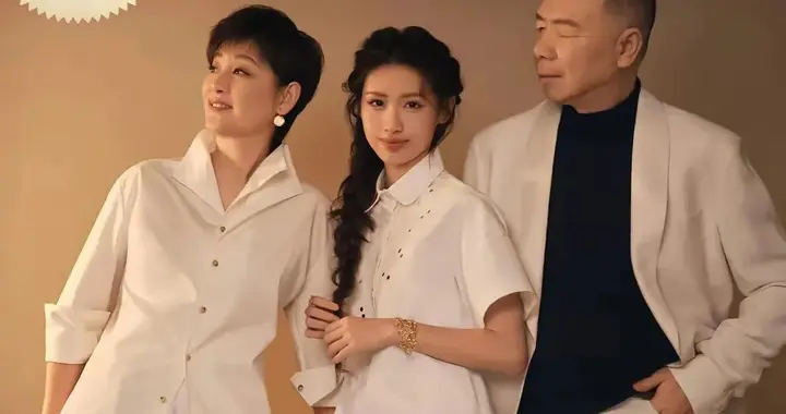 冯小刚一家三口拍春节全家福！冯朵被夸像王楚然，母女关系很微妙