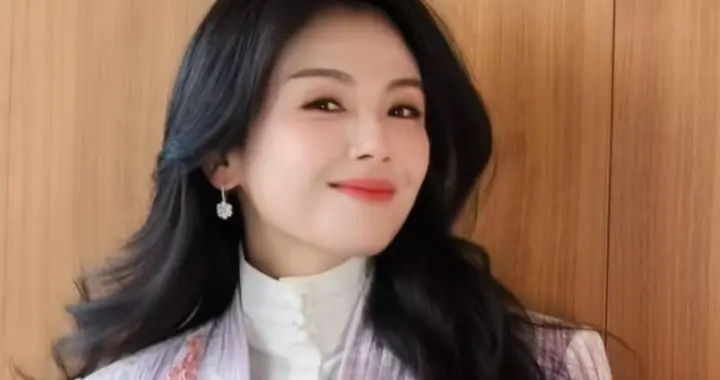 刘涛穿淡紫色新中式套装配微卷长发，美得好耀眼