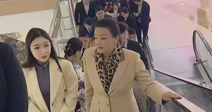 打脸！张兰年收入曝光，洋总爆学费真相，汪小菲慈父人设彻底碎了