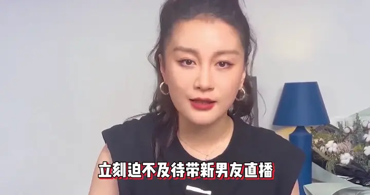 李嘉格和男友直播同框，男友羞到耳朵都红了，真实年龄仅有21岁