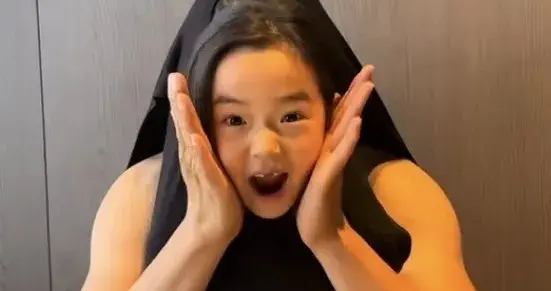 高云翔晒与女儿合拍视频，父女合作好温馨，晒肌肉给足女儿安全感