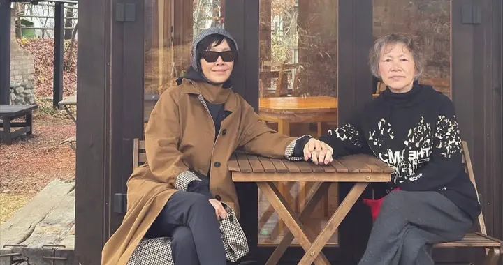 刘嘉玲陪家人在国外旅游，80岁母亲穿搭时尚，气质优雅比女儿抢镜