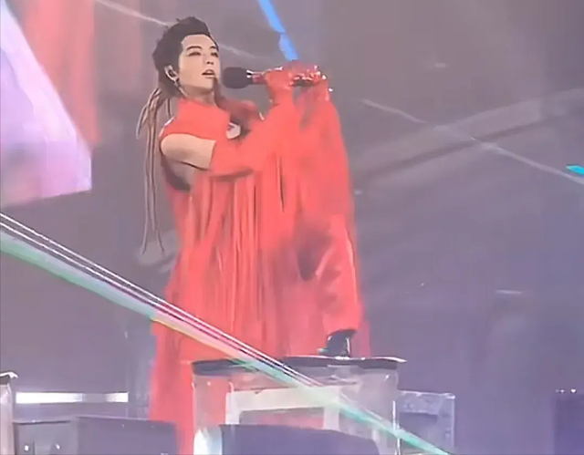 不解！45°的重庆，竟然6万人去看华晨宇演唱会，到底谁在看？