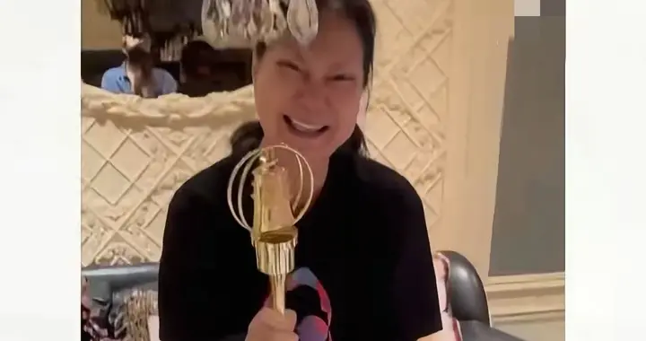 小S送金钟奖杯给母亲，S妈又哭又笑很激动，家里供奉着大S的照片