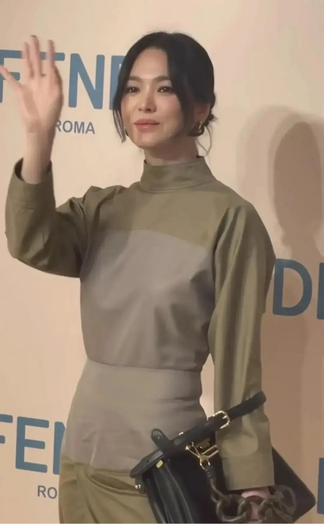 43岁的宋慧乔现身香港面部僵硬无光泽？曾经的不老女神也老了