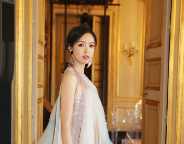 张梓琳|张梓琳不愧是世界小姐！把丝巾当“上衣”穿，下面配短裤颇显高级